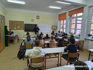 policjant z uczniami