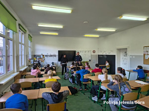 policjant z uczniami