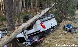 Bezpieczeństwo na drogach priorytetem Policji – nieodpowiedzialne zachowania kierowców mimo trudnych warunków