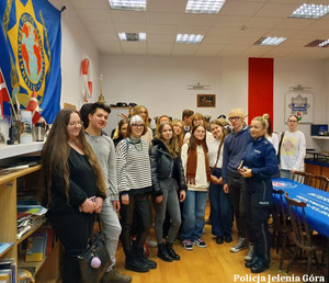 Studenci Karkonoskiej Akademii Nauk Stosowanych w Jeleniej Górze odwiedzili Komendę Miejską Policji w Jeleniej Górze