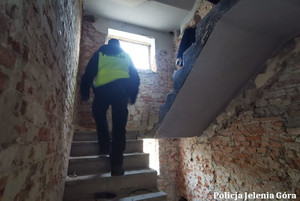 policjant w pustostanie