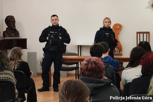 Spotkanie policjantów z młodzieżą. Rozmowa o bezpieczeństwie, odpowiedzialności i wzajemnym szacunku