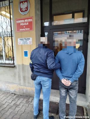 Policjant prowadzi zzatrzymanego