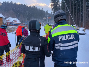Policyjne patrole narciarskie w minioną sobotę i niedzielę dbały o bezpieczeństwo na stoku w Karpaczu