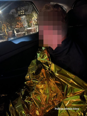 Jeleniogórscy policjanci pomogli mężczyźnie w kryzysie i zapobiegli tragedii