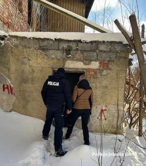 Skuteczna interwencja Dzielnicowych ze Szklarskiej Poręby uratowała życie bezdomnemu