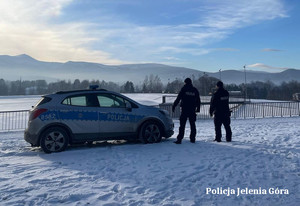 policjanci sprawdzają okolice stawów