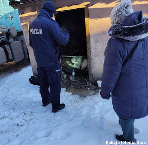 Policjant i pracownica MOPS podczas akcji zima