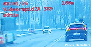 Rażące przekroczenie prędkości w terenie zabudowanym. Apel policji o ostrożność na śliskich drogach