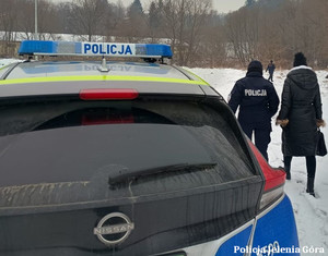 Policjanci i pracownica miejskiego ośrodka pomocy społecznej