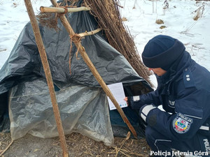 Policjant sprawdza prowizoryczny namiot