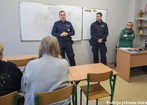 Dzielnicowi z Jeleniej Góry rozmawiali z uczniami o bezpieczeństwie. W trosce o bezpieczne ferie zimowe