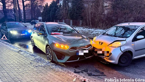 Śliskie drogi w regionie jeleniogórskim. Apel policji o ostrożność