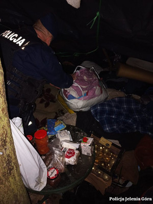 Policjanci garnizonu jeleniogórskiego nieustannie niosą pomoc – działania w ramach akcji „Zima”