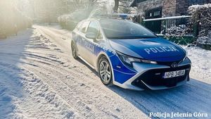 Śliskie drogi i chodniki – apel policji o rozwagę i ostrożność na terenie regionu jeleniogórskiego