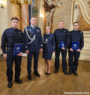 Komendant Wojewódzki Policji we Wrocławiu, Zastępca Komendanta Miejskiego Policji w Jeleniej Górze oraz młodzi funkcjonariusze