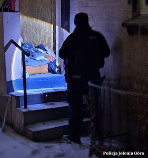 Policjant  w pustostanie