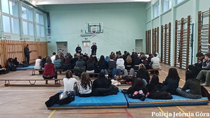 Dzielnicowi rozmawiają z młodzieżą