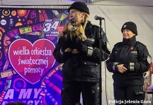 Policjanci podczas Wielkiej Orkiestry Świątecznej Pomocy