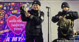 Policjanci podczas Wielkiej Orkiestry Świątecznej Pomocy