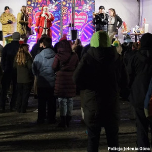 Policjanci podczas Wielkiej Orkiestry Świątecznej Pomocy