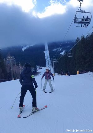 policjanci podczas patrolu na stoku