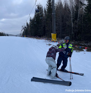 policjanci podczas patrolu na stoku