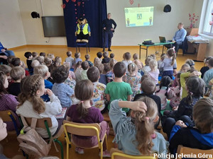 Policyjne działania na rzecz bezpieczeństwa najmłodszych. Spotkanie dzielnicowej z przedszkolakami w Podgórzynie