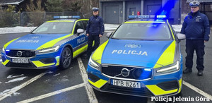 Nowe radiowozy w służbie jeleniogórskiej drogówki – wzmocnienie bezpieczeństwa na drogach