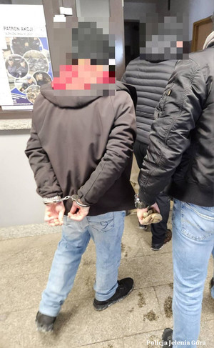 Kradzież torebki z otwartego auta. Sprawcy zatrzymani