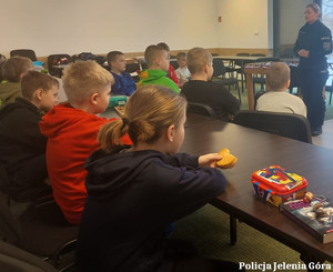 Policjantka rozmawia z dziećmi na temat bezpieczeństwa podczas zimowych ferii