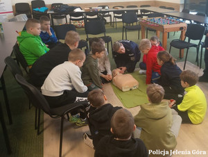 dzieci ćwiczą udzielanie pierwszej pomocy