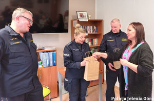 Mundurowi rozmawiają z seniorami