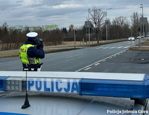Policjantka podczas pracy z radarem