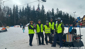Policjanci ze strażnikami na stoku