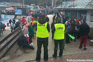 Mundurowi dbają o bezpieczeństwo na stoku