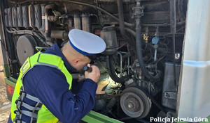 Policjant podczas kontroli autobusu