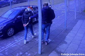Interwencja w lokalu w Karpaczu. Kobieta zatrzymana za narkotyki i atak na policjantów