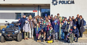 Policjanci z harcerzami pod komisariatem Policji w Kowarach