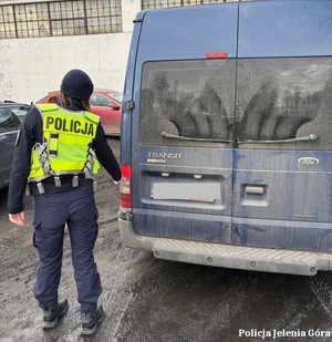 Policjantka podczas kontroli busa