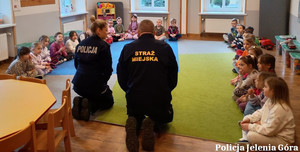 Policjantka i strażnik odwiedzili przedszkolaków