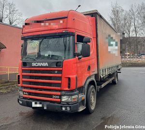 Stan ogumienia pod szczególnym nadzorem – działania jeleniogórskiej drogówki dla bezpieczeństwa kierowców