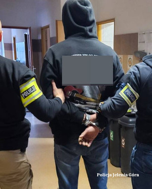 Poszukiwany do odbycia kary pozbawienia wolności w rękach jeleniogórskich policjantów
