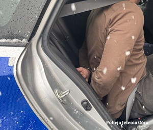 Policjanci z Karpacza ustalili i zatrzymali sprawcę pobicia