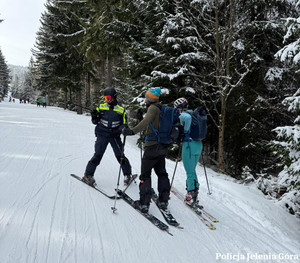 Działania policyjne na stoku narciarskim