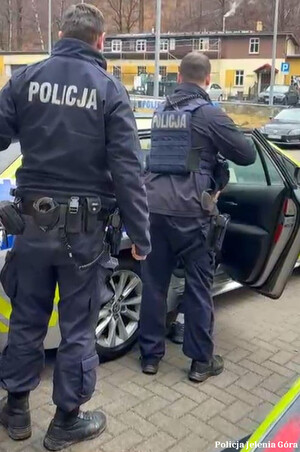 Obywatel Anglii zatrzymany po wjechaniu samochodem do hotelu i policyjnym pościgu w Karpaczu