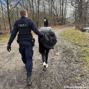 Policjant prowadzi zatrzymaną