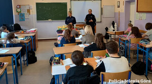Policjantki na spotkaniu z młodzieżą