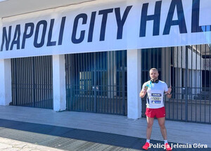 Policjant w Neapolu na Półmaratonie