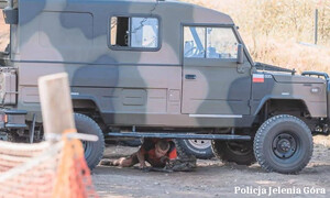 Policjant na biegu z przeszkodami